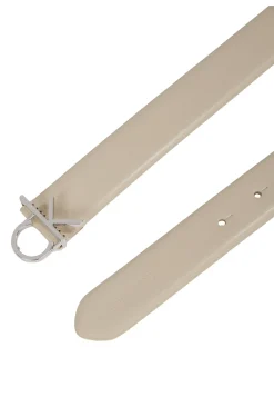 Damen Gürtel aus glattem Leder mit CK-Monogrammschließe