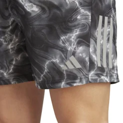 Laufshorts mit Innenhose OWN THE RUN ALLOVER PRINT 7IN SHORT